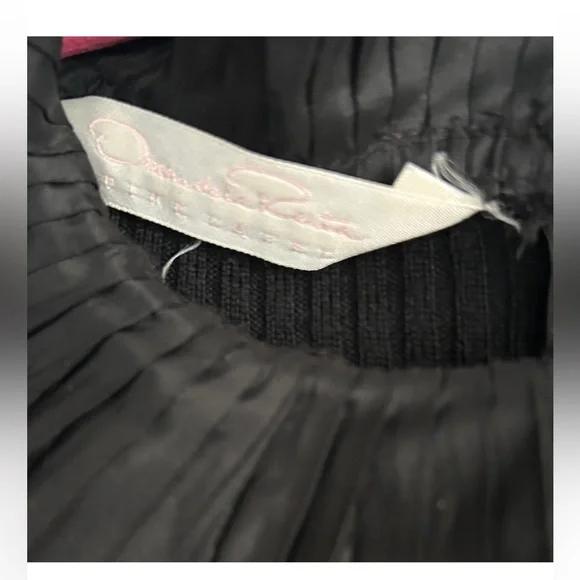 OSCAR DE LA RENTA , Black Ribbed Long Sleeve Top with Pleated Collar and cuffs - Picture 10 of 10